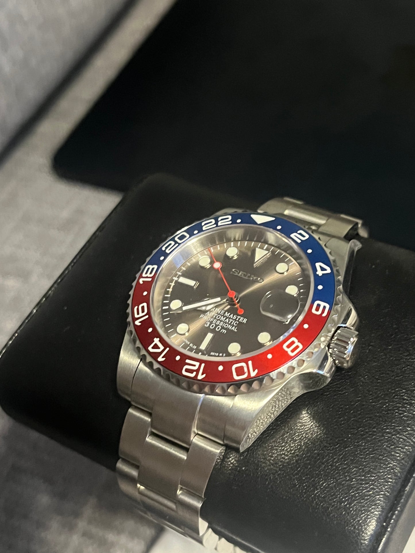 Seiko mod “pepsi with silver sunburst dial” NH35 40mm automatic watch